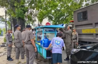 Satpol PP Padang Tertibkan Sejumlah PKL di Pantai Cimpago dan Jalan Ahmad Yani