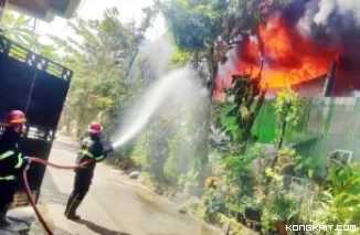 Si Jago Merah Lahap Gudang Olympic di Koto Tangah Padang, 10 Unit Mobil Damkar Diturunkan