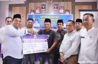 Suhatri Bur Serahkan Sejumlah Bantuan Senilai Rp 1,1 Miliar di Ulakan Tapakis