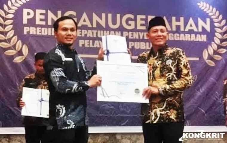 Bupati Pasaman Sabar AS Raih Penghargaan Pelayanan Publik Terbaik 2024 dari Ombudsman
