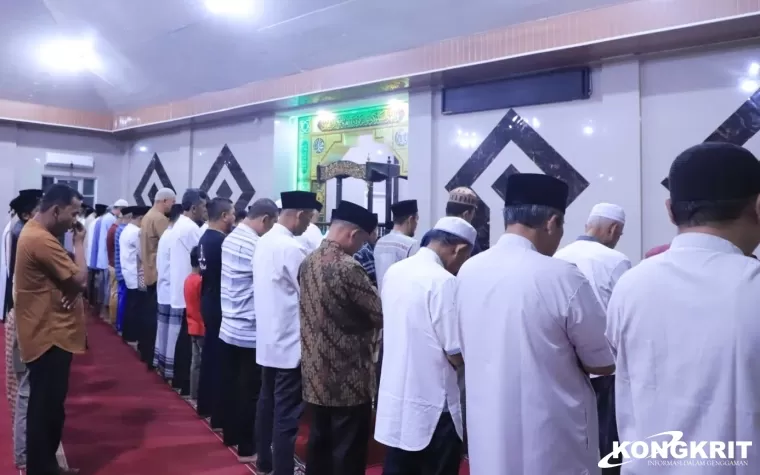 Wali Kota Solok Laksanakan Safari Subuh Awal Tahun 2025 di Masjid Babussallam