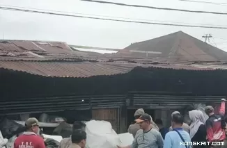 Satpol PP Padang Tertibkan Pengepul Barang Bekas di Kawasan Kalawi