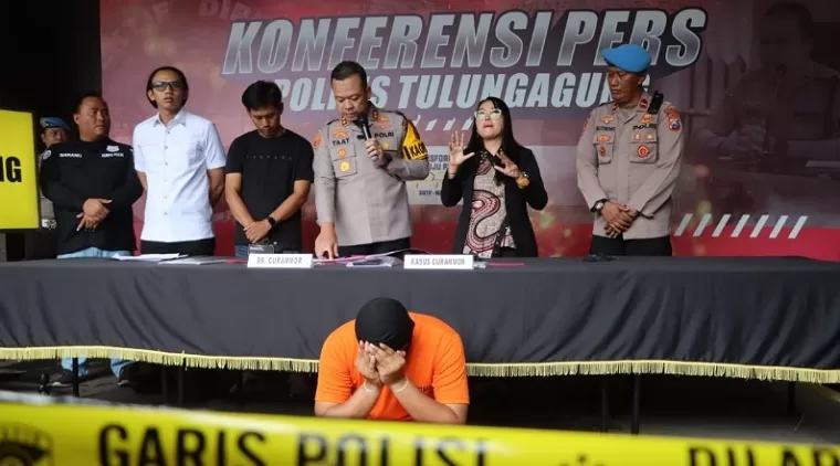 Kapolres Tulungagung AKBP Muhammad Taat Resdi saat merilis kasus penggelapan mobil di halaman Mapolres setempat