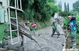 Satgas TMMD ke 123 Kodim 0807 Tulungagung bersama warga masyarakat saat mengerjakan rabat jalan di Desa Nglurup Kecamatan Sendang