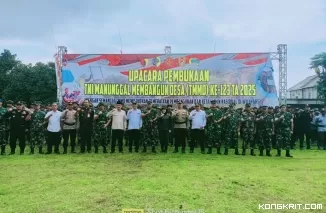Danrem 081/DSJ, Asisten 1 Setdakab, Ketua DPRD, Dandim 0807, Kepala BNNK dan Wakapolres Tulungagung foto bersama dengan personel TMMD usai upacara pembukaan di lapangan Desa/Kecamatan Sendang