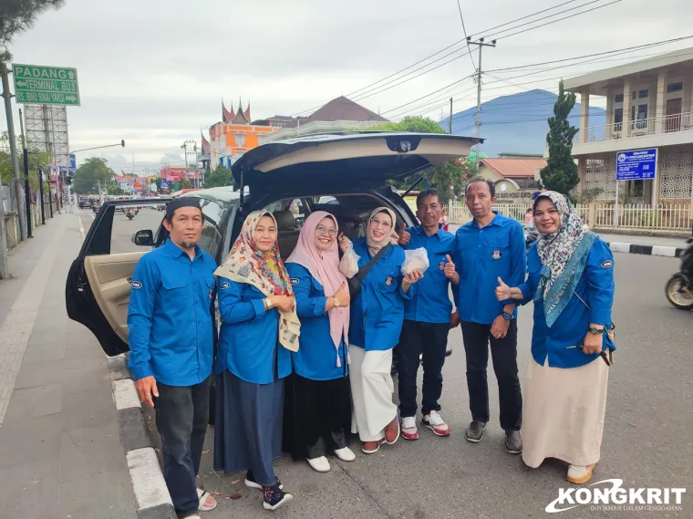 Angkatan 90 Bukittinggi Salingka Agam Kembali Berbagi Takjil, Targetkan 1.000 Paket untuk Masyarakat
