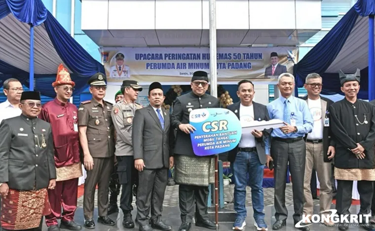 Bank Nagari Serahkan Mobil Tangki untuk Perumda AM Padang Guna Mendukung Distribusi Air Bersih