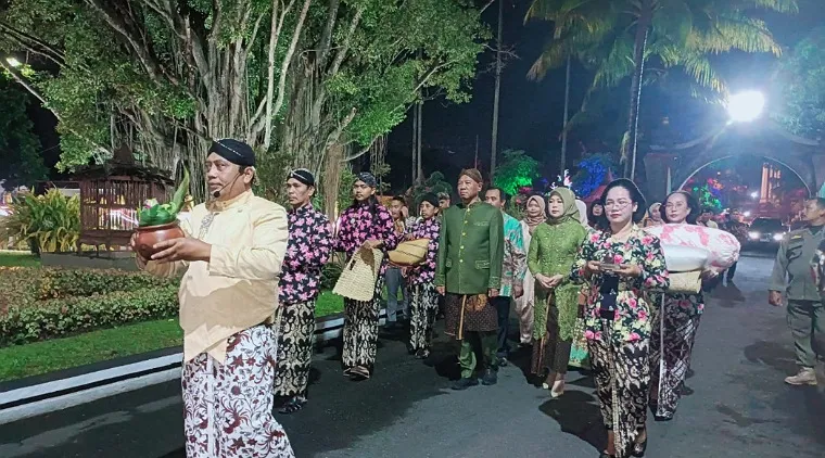 Rombongan Bupati Tulungagung Gatut Sunu Wibowo bersama Ny. Endang Gatut Sunu dan pengiring saat memasuki halaman Pendopo Kongas Arum Kusumaning Bongso