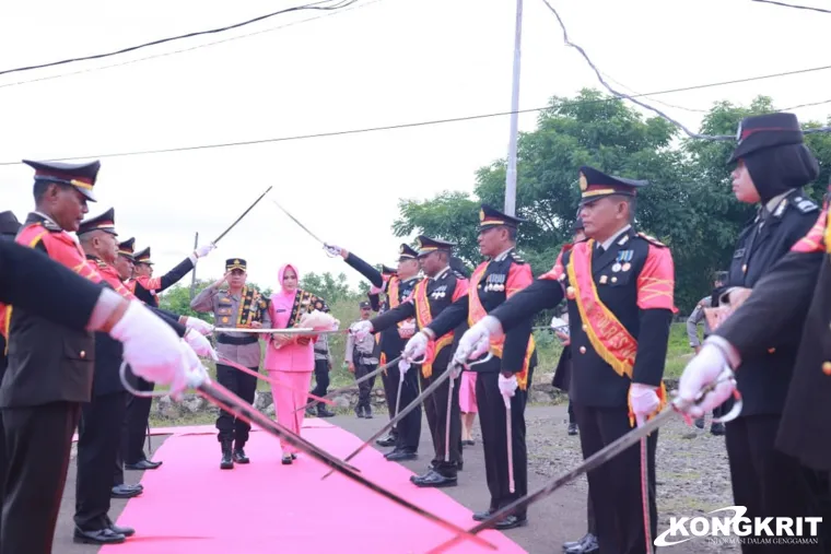 Disambut dengan Tradisi Pedang Pora dan Penghormatan Adat, Prosesi Penyambutan Kapolres Nagekeo Berlangsung Lancar