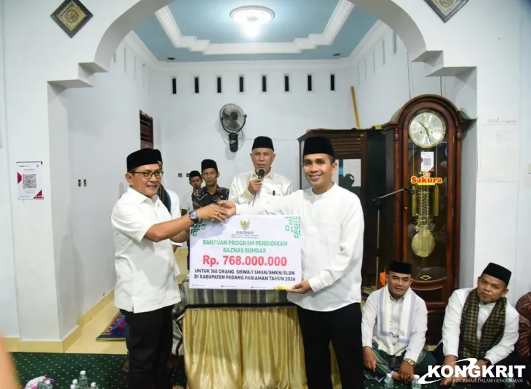 Gubernur Sumbar Serahkan Bantuan di Safari Ramadan, Dukung Renovasi Masjid dan Pendidikan di Padang Pariaman