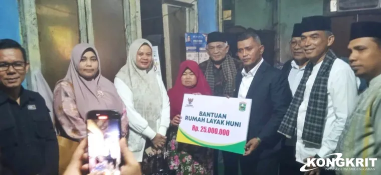 Keluarga Amril dan Nurijah Terima Bantuan Rumah Layak Huni dari Bupati Solok