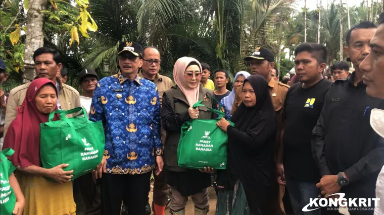Lisda Hendrajoni Salurkan Bantuan Sembako untuk Korban Banjir di Pelangai Gadang