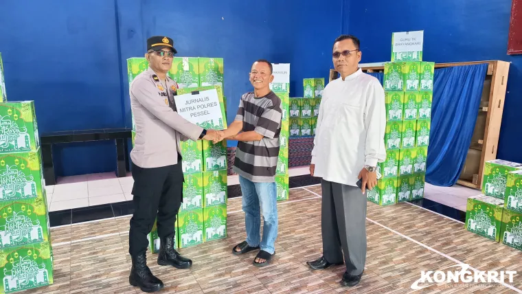 Polres Pesisir Selatan Bagikan Parcel Lebaran kepada Awak Media sebagai Bentuk Kemitraan