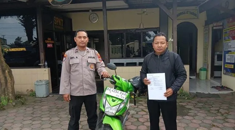 Salah satu warga yang akan mudik menitipkan kendaraan di Mapolsek Sumbergempol