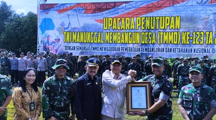 Kasdam V Brawijaya Brigjen TNI Terry Tresna Purnama bersama Bupati Tulungagung Gatut Sunu Wibowo menunjukkan naska berita acara TMMD ke 123