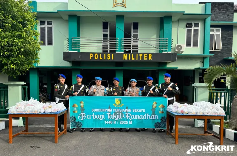 Subdenpom Persiapan Sekayu dan Polres Muba Bagikan Ratusan Takjil kepada Warga