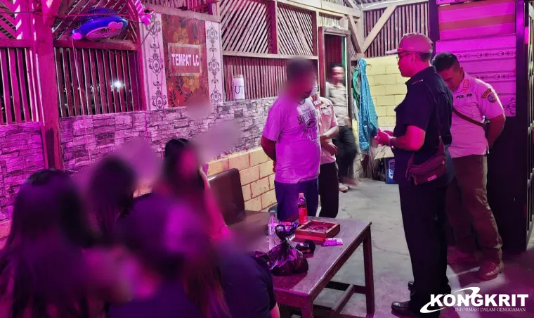 Petugas Satpol PP Tulungagung saat mendatangi salah satu tempat karaoke di wilayah Kecamatan Kedungwaru