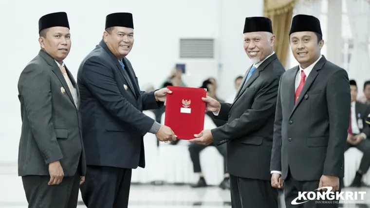 Wako dan Wawako Pariaman Terima Surat Keputusan untuk Memimpin Kota Pariaman 2025-2030