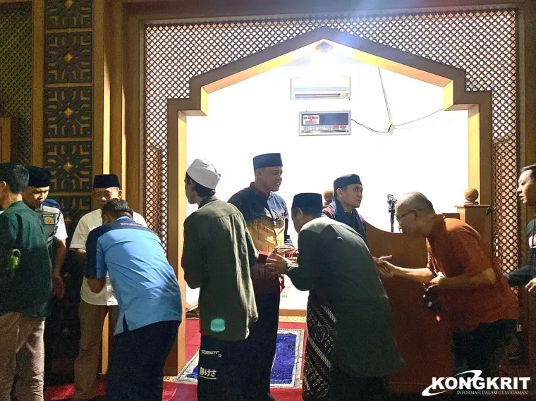 Wali Kota Bekasi Laksanakan Shalat Tarawih di Masjid Al-Amir pada Malam Ramadhan ke-26
