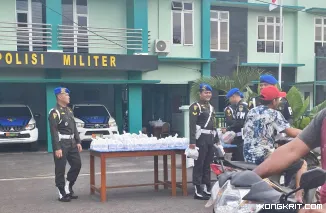 Dansubdenpom Sekayu Bagikan Takjil kepada Pengendara dan Warga Menyambut Bulan Suci Ramadhan