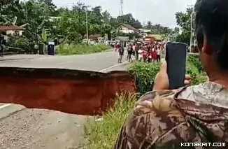 Jalan Lintas Sumatera Putus Akibat Banjir di Kabupaten Dharmasraya