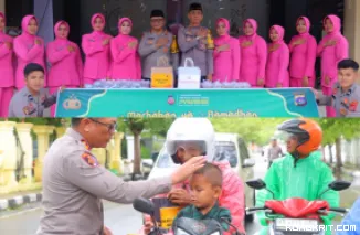 Kapolres Pessel Bersama Ketua Cabang Bhayangkari Bagikan Takjil di Bulan Suci Ramadan