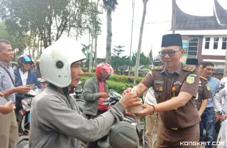 Kejari Kabupaten Agam, Burhan, SH, MH Bagikan Takjil Gratis untuk Masyarakat