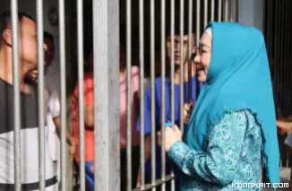 Lisda Hendrajoni Bagikan Sembako dan Motivasi untuk Warga Binaan di Rutan Painan