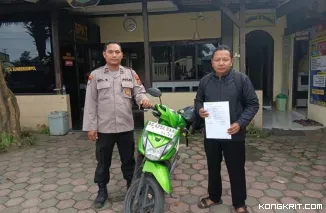 Salah satu warga yang akan mudik menitipkan kendaraan di Mapolsek Sumbergempol