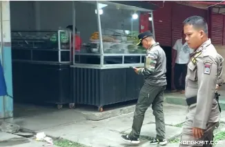 Satpol PP Tegur Rumah Makan yang Beroperasi Pada Siang Hari di Pasar Raya Padang