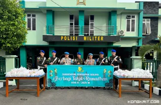 Subdenpom Persiapan Sekayu dan Polres Muba Bagikan Ratusan Takjil kepada Warga