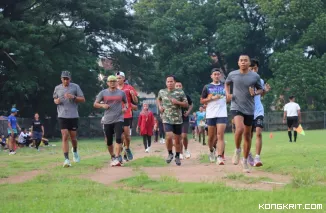 Wabup Ahmad Baharudin (kaos doreng) saat berlatih lari bersama dengan para pelari Tulungagung di stadion Rejoagung (sumber foto  : Yoga Ratu).