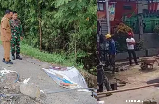 Foto kolase : Wabup Tulungagung (kiri) saat meninjau lokasi longsor di jalan raya Desa Gedangan kecamatan Karangrejo dan petugas PUPR Tulungagung menutup lobang di jalan depan Puskesmas Sendang