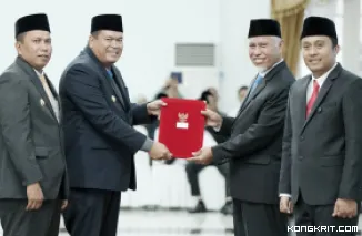 Wako dan Wawako Pariaman Terima Surat Keputusan untuk Memimpin Kota Pariaman 2025-2030