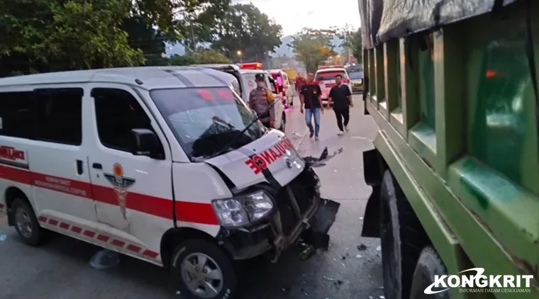 Ambulans Tabrak Truk Parkir di Jalan Raya Padang--Indarung, Seorang Perawat Luka Berat