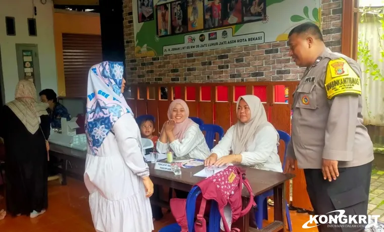 Bhabinkamtibmas Jatiluhur Monitoring Kegiatan Posyandu di Kelurahan Jatiluhur