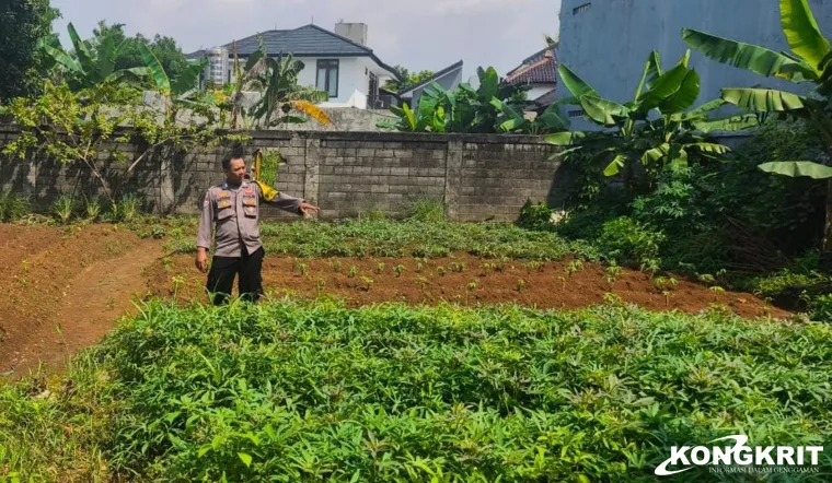 Bhabinkamtibmas Jatimelati Lakukan Monitoring Program Ketahanan Pangan di Lahan Warga