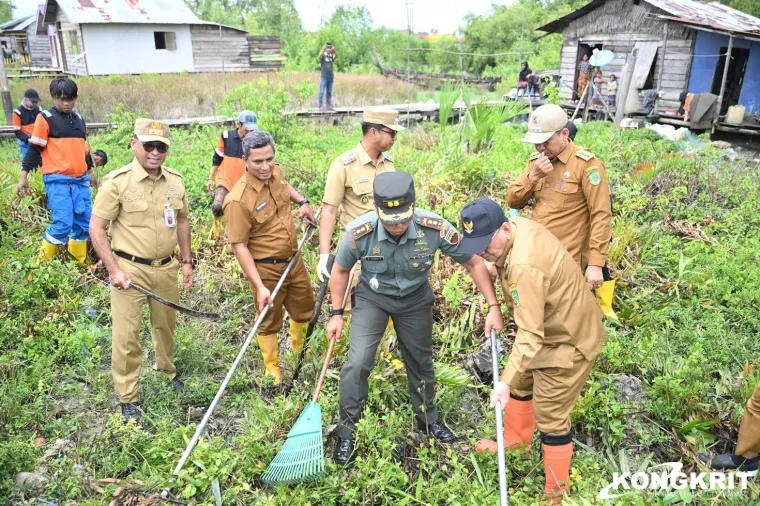 Bupati dan Forkopimda Tinjau Aksi Gotong Royong Penanggulangan Malaria di Sinaboi