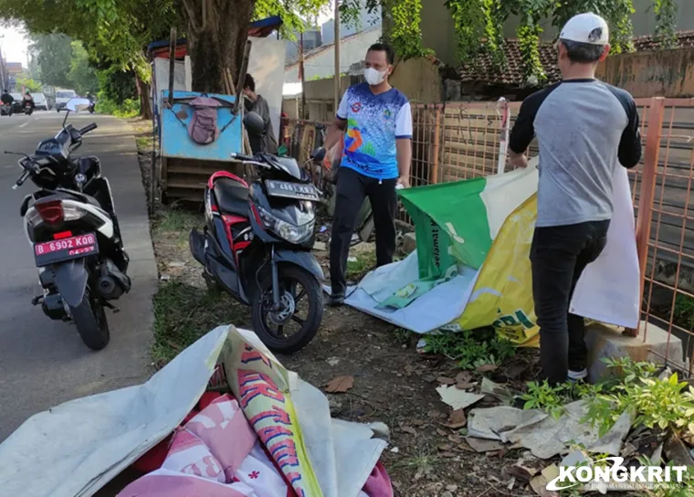 Camat Bekasi Selatan Pimpin Aksi Gabungan Penertiban Banner Liar