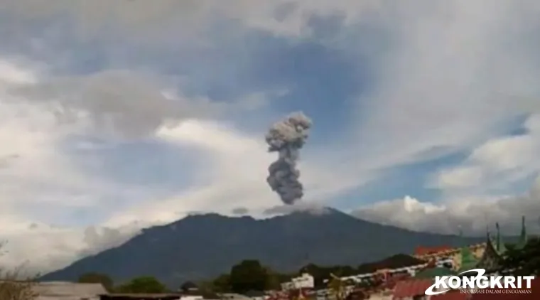Gunung Marapi Erupsi Lontarkan Abu Vulkanik Setinggi 1.000 Meter