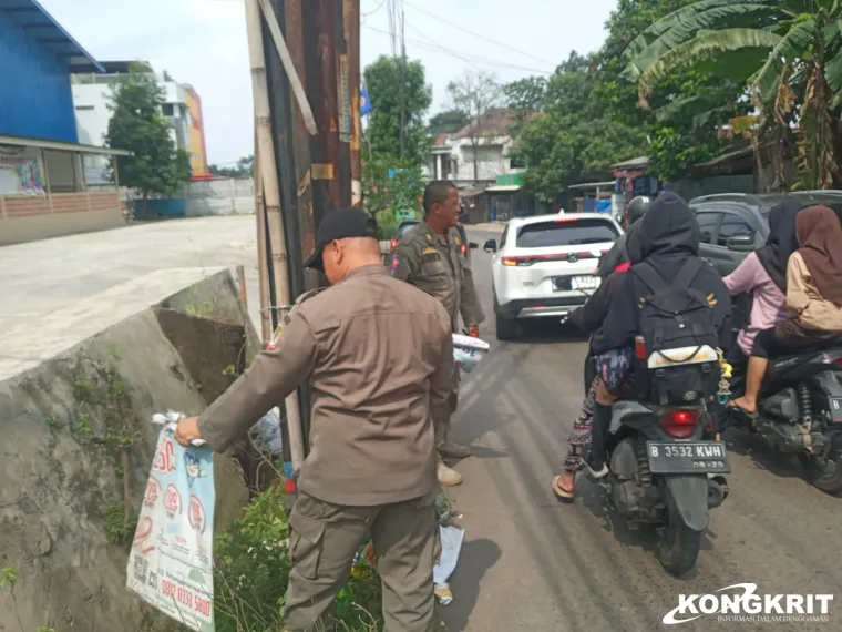 Satpol PP Kota Bekasi Tertibkan Spanduk Liar