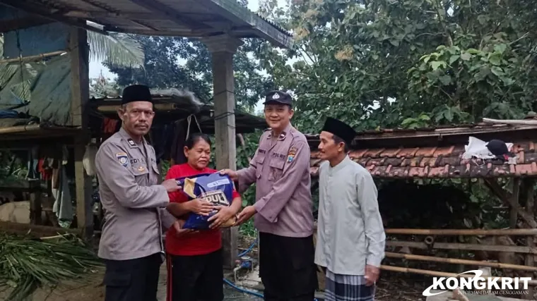 Personel Polres Tulungagung memberikan bantuan Kapolres kepada salah satu warga tunanetra