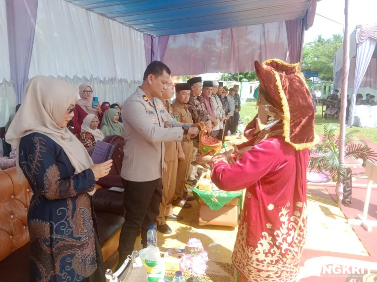 Kapolsek Pancung Soal Hadiri Acara Perpisahan Siswa Kelas XII SMA Negeri 1 Pancung Soal