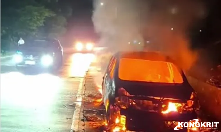 Kebakaran Minibus di Padang-Solok, Seluruh Penumpang Berhasil Diselamatkan
