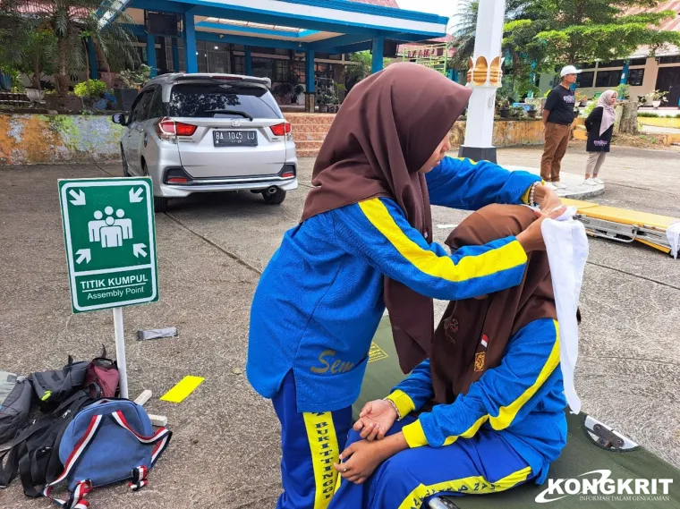 Latih Kesiapsiagaan, SMA Negeri 4 Bukittinggi Gelar Simulasi Gempa Bersama PMI Kota Bukittinggi