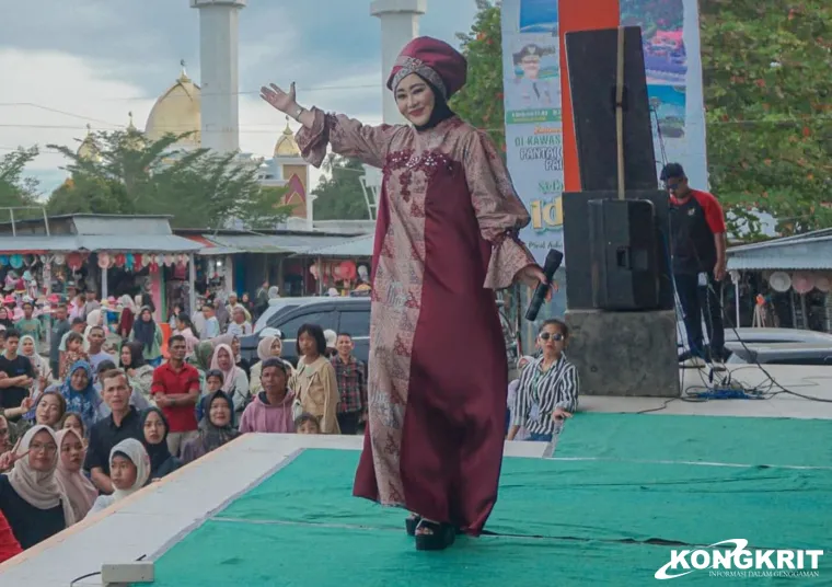 Lisda Hendrajoni Tampil Anggun dengan Busana Karya Pelajar SMK pada Event Semarak Langkisau
