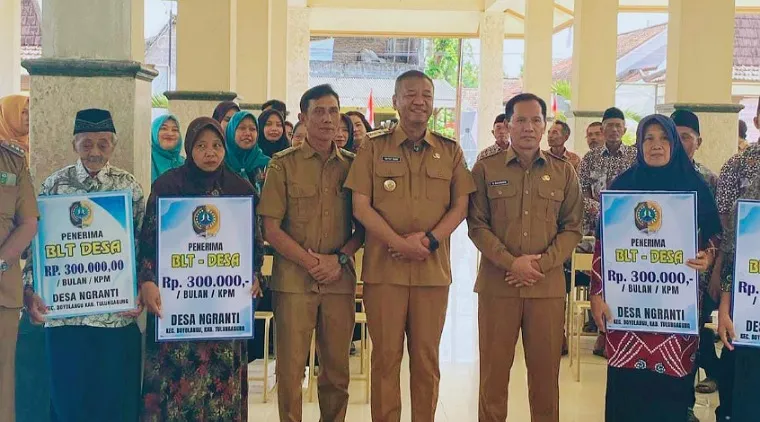 Bupati Tulungagung Gatut Sunu Wibowo bersama Wabup Ahmad Baharudin foto bersama dengan Kades Ngranti dan para penerima BLT DD di Balai Desa Ngranti