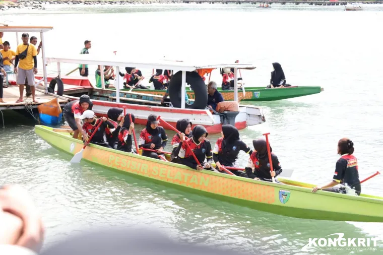 Pantai Carocok Bergelora, Selaju Sampan Meriahkan Festival Langkisau 2025