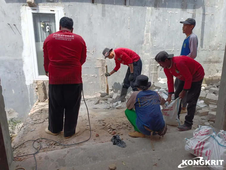Pemko Bekasi Bongkar Bangunan di Atas Saluran Air di Pondok Pekayon Indah