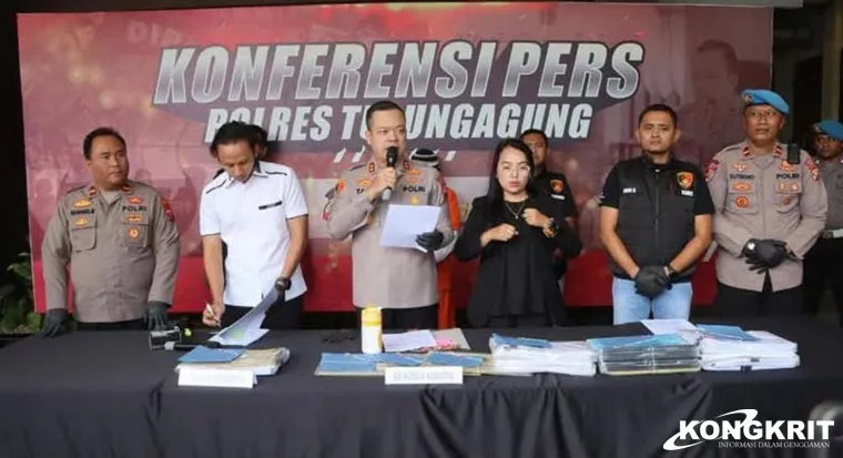 Kapolres Tulungagung AKBP Muhammad Taat Resdi didampingi Kasat Reskrim, Kanit Tipikor, Kasi Propam dan Kasi Humas saat memimpin press release di depan Mapolres setempat